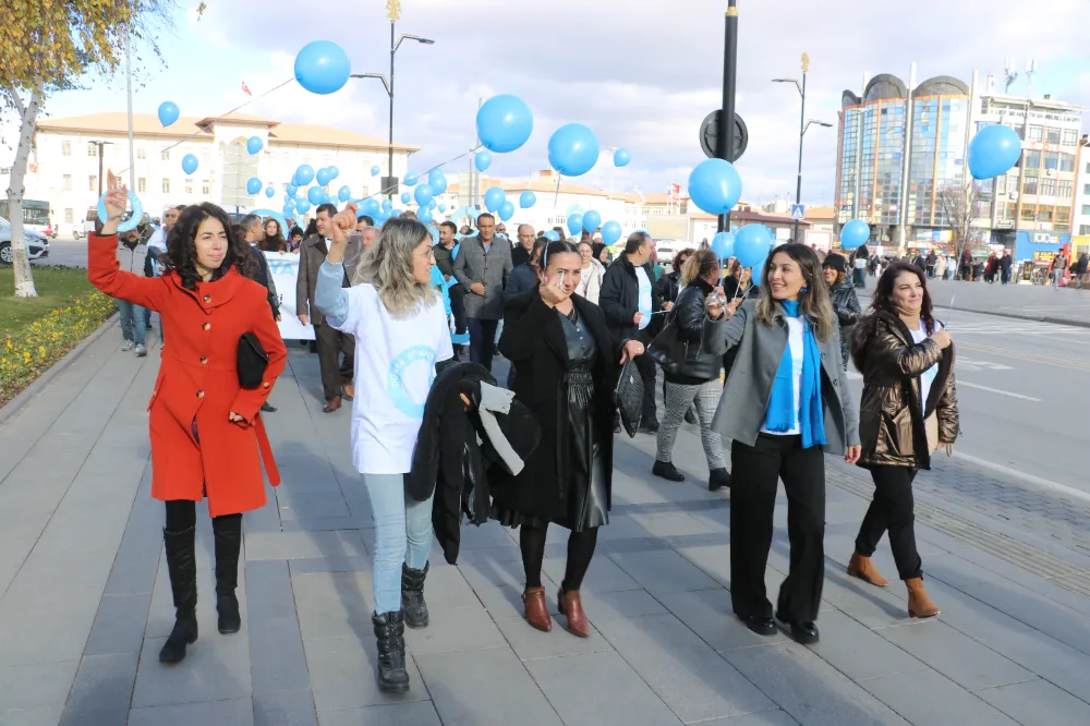 Mavi balonları gökyüzüne bırakarak farkındalık oluşturdular