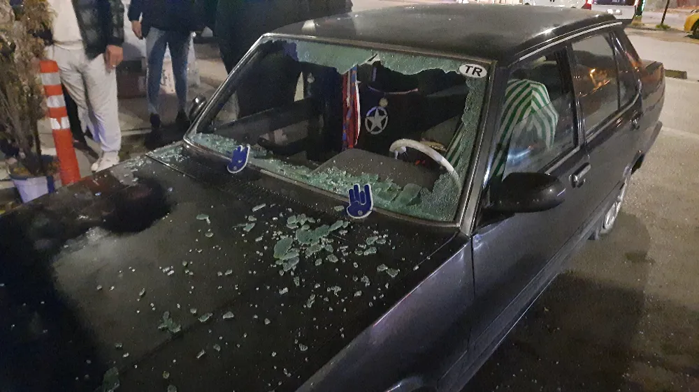 Husumetli oldukları şahsın aracının lastiklerini kesip, havaya ateş açarak kaçtılar