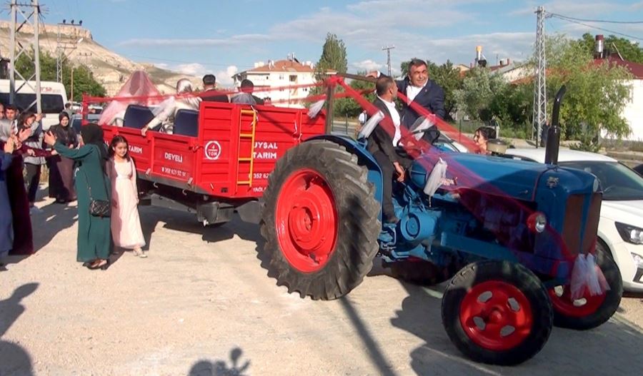 Traktörden gelin arabası yaptı