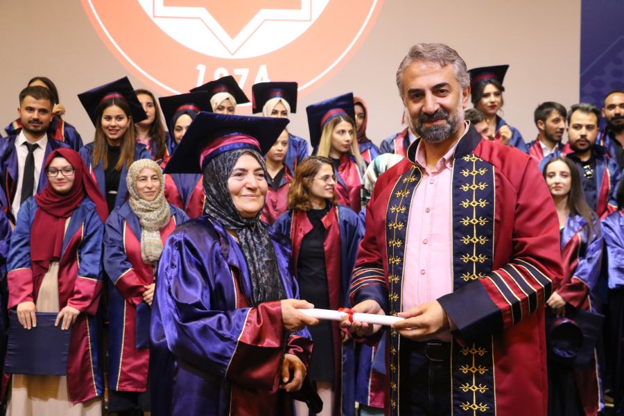 66 yaşında mezuniyet sevinci yaşadı