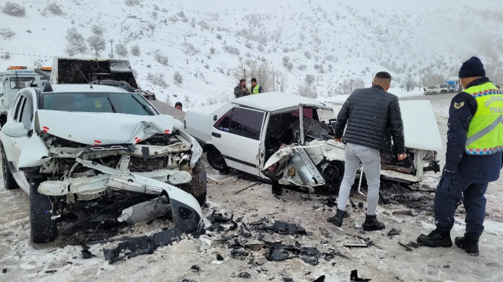 Sivas’ta otomobiller kafa kafaya çarpıştı: 1 ölü, 6 yaralı