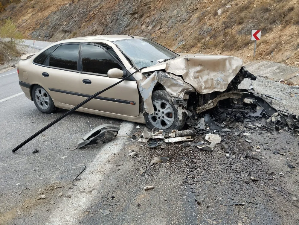 Otomobil ile minibüs kafa kafaya çarpıştı, 1’i ağır 10 kişi yaralandı