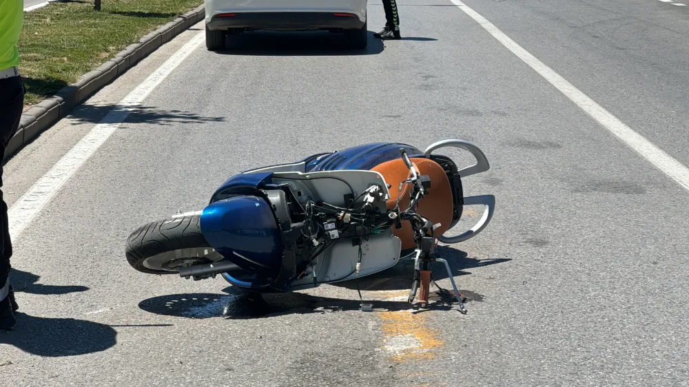 Aydınlatma direğine çarpan motosiklet sürücüsü hayatını kaybetti