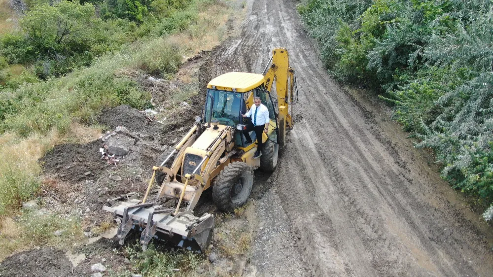 Rekor oyla seçilen başkan iş makinesi kullandı