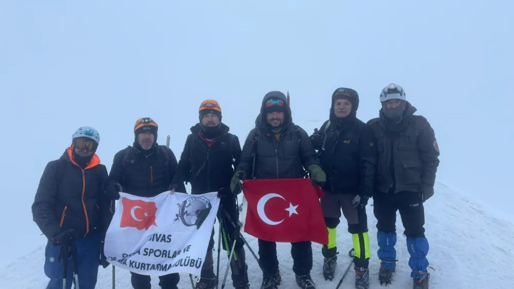 Sivaslı dağcılar Ağustos ayında 5 bin 137 metrede tipiye yakalandı