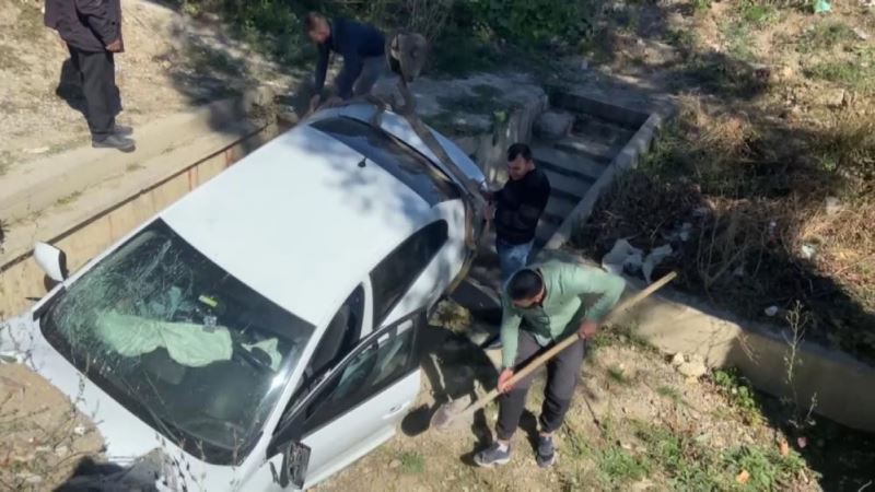 Otomobilin şarampole uçtuğu anlar kamerada