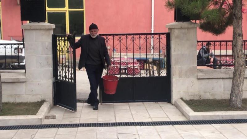 85’lik çınar her gün cami bahçesini temizliyor