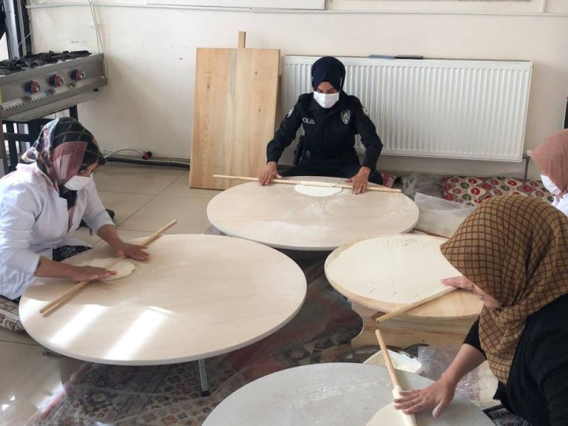 Hem yufka açtı hem de KADES’i anlattı