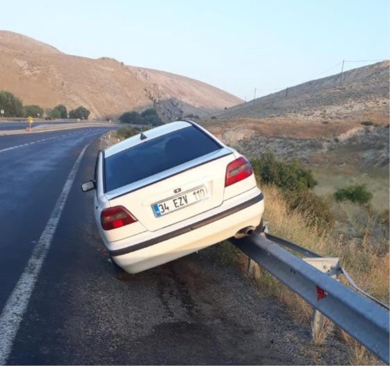 Direksiyon hakimiyetini kaybederek bariyerin üzerine çıktı