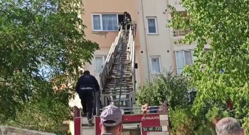 Oturduğu evi yakmaya çalışırken yakalandı