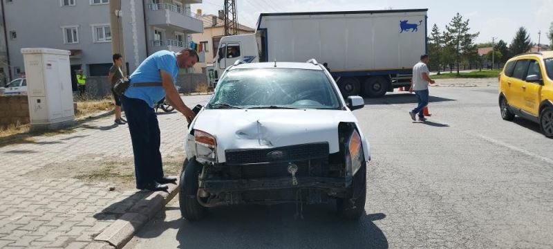 Sivas’ta kamyon ile otomobil çarpıştı, 2 kişi yaralandı